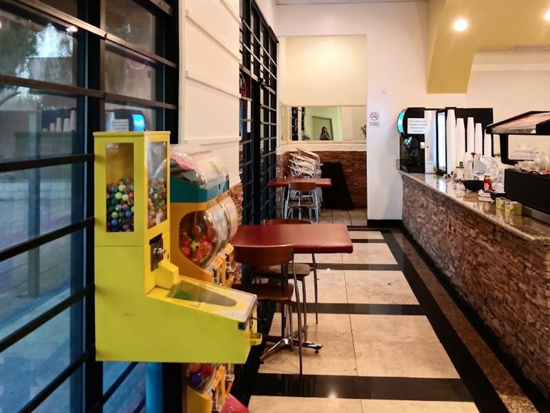 Pollos El Dorado interior